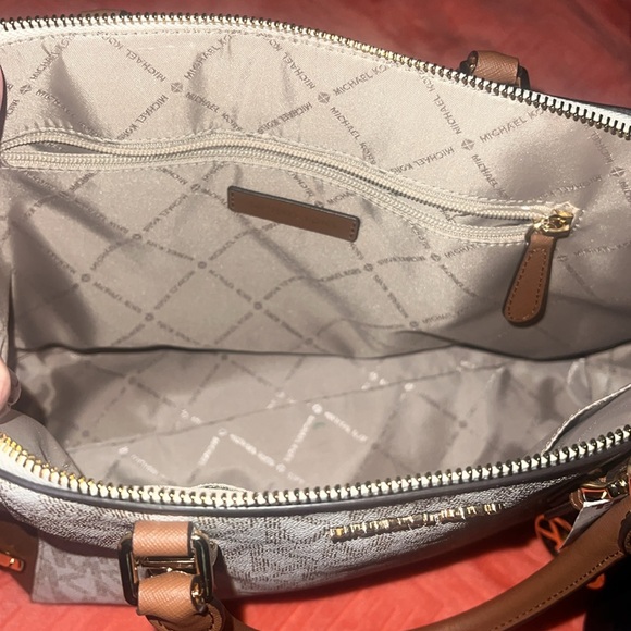 Micheal Kors purse and wallet - Picture 3 of 6